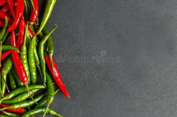 热的红色的和绿色的辣椒背景,顶看法.