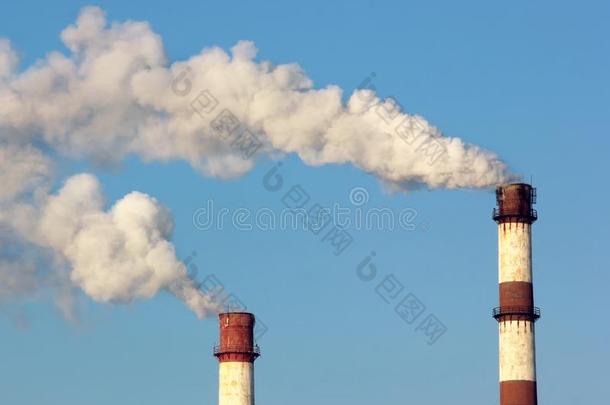 两个<strong>工厂</strong>烟囱和<strong>云</strong>关于蒸汽或烟