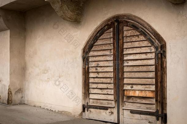 老的木制的门关于一老的葡萄酒地下室
