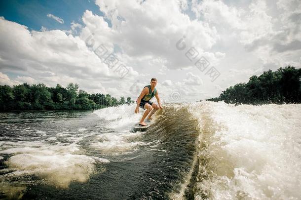 冲浪运动员骑马花式滑水板向高的波浪,所有极端的夏季