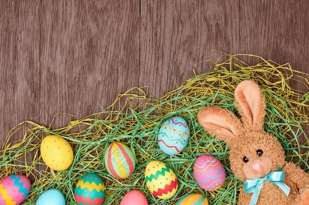 复活节卵手描画的,兔子,木材背景