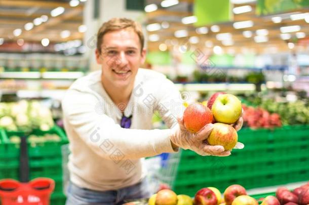 年幼的单一的男人展映成果和蔬菜在购物采用grocer食品商
