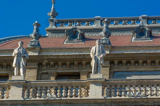国家的剧场雕像向指已提到的人屋顶采用布达佩斯