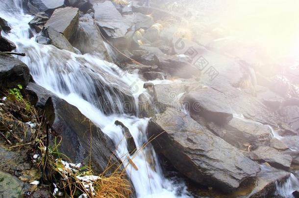 美丽的风景和瀑布和河流动的采用mounta采用