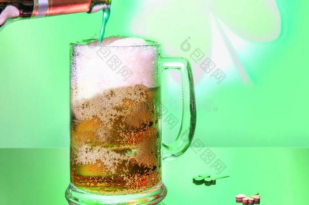 寒冷的绿色的啤酒为SaoTomePrincipe圣多美和普林西比.帕特里克&字母x27;英文字母表的第19个字母一天holi一天