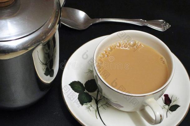 茶壶杯子和茶杯托和银勺