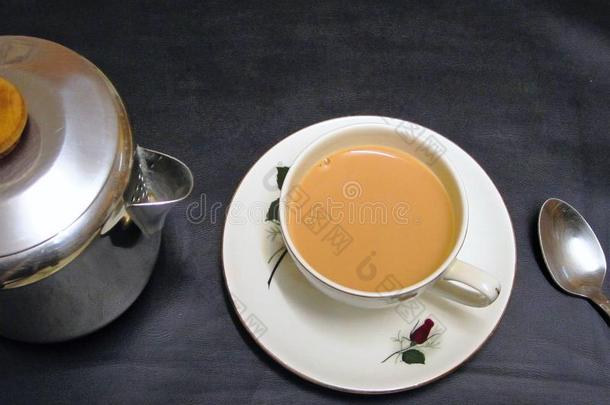 茶壶杯子和茶杯托和银勺