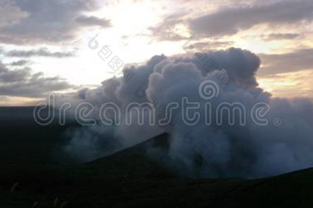 吸烟火山在黄昏