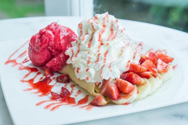 冰乳霜草莓绉纱和乳霜y构成顶部的东<strong>西餐</strong>后甜食