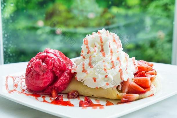 冰乳霜草莓绉纱和乳霜y构成顶部的东西餐后甜食
