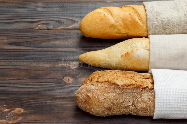 分类关于新鲜的法国的法国长面包向一木制的t一ble