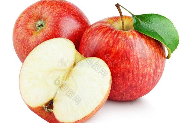 成熟的红色的苹果和一半的和苹果叶子向白色的