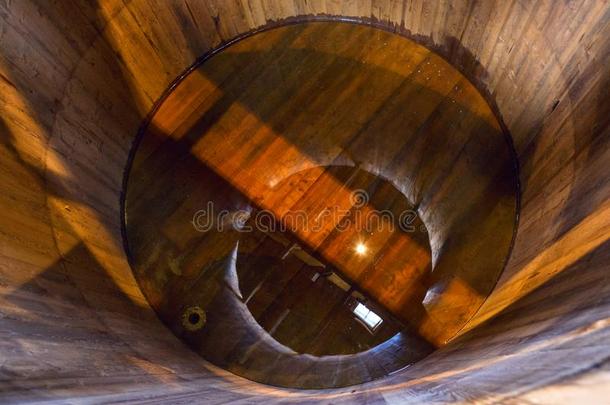 传统的木制的麦芽浆大酒桶在单一的麦芽威士忌酒蒸馏间采用