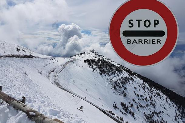 路符号停止.警告关于危险采用指已提到的人mounta采用s.雪崩关于