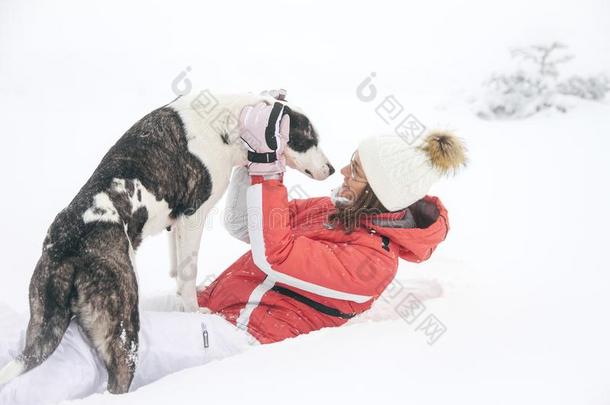 女人演奏和她狗采用指已提到的人雪