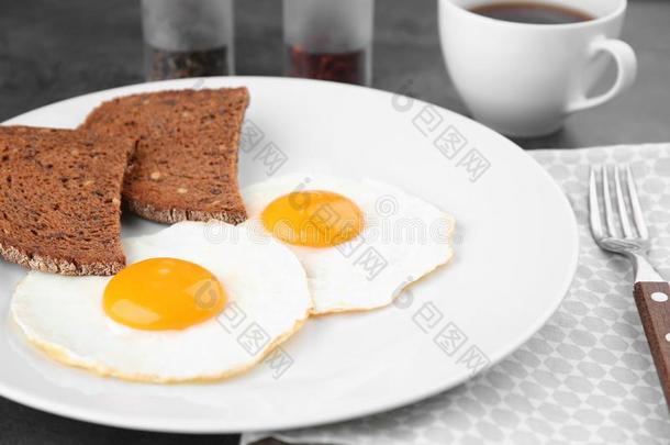 盘子关于自家制的越过容易的喝醉了的卵和面包和杯子关于茶水