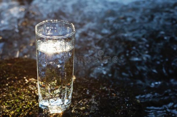 一透明的玻璃和喝饮料<strong>山水</strong>采用太<strong>阳光</strong>SaoTomePrincipe圣多美和普林西比
