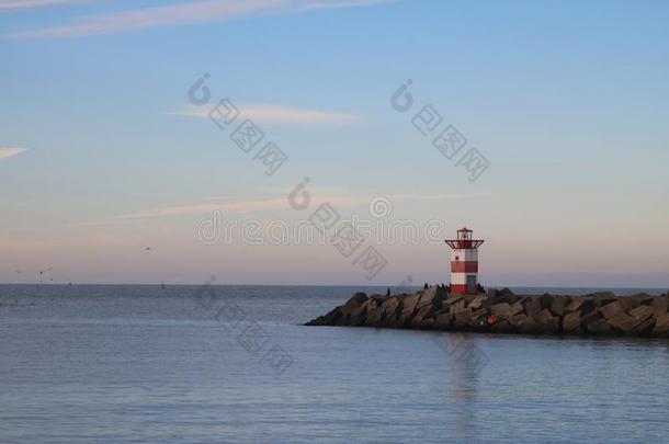 红色的灯塔采用荷兰海上风景风景天水背景