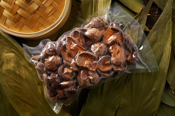 <strong>干</strong>燥的<strong>香菇</strong>蘑菇采用真空塑料制品水疱