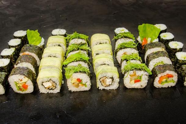 素食者寿司和辗放置和蔬菜.日本人食物