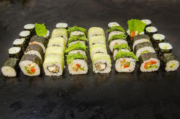 素食者寿司和辗放置和蔬菜.日本人食物2