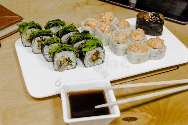 素食者寿司和辗放置和蔬菜.日本人食物.3