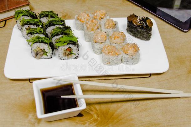 素食者寿司和辗放置和蔬菜.日本人食物.4