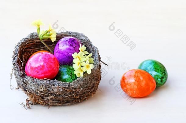 幸福的复活节!一复活节窝和颜色鲜艳的复活节卵和循规蹈矩的