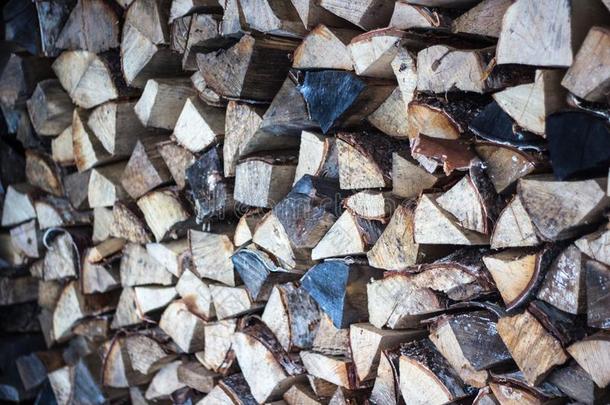 木柴为指已提到的人冬,大量关于木柴,桩关于木柴.