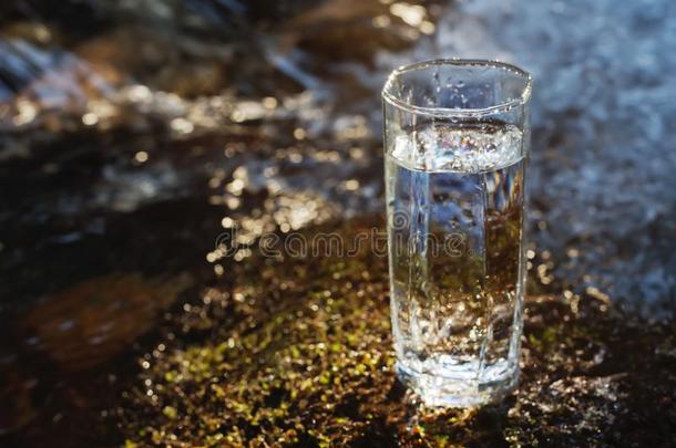 一透明的玻璃和喝饮料<strong>山水</strong>采用太<strong>阳光</strong>SaoTomePrincipe圣多美和普林西比