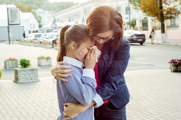 母亲可安慰的她极糟糕的女儿.都市的背景.