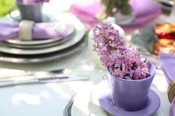 茶水杯子和丁香花属花向表