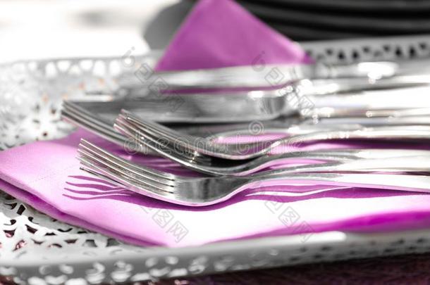 盘子和银餐具和丁香花属餐巾向表