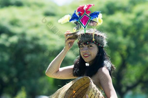秘鲁的女人跳舞部落的水蟒跳舞