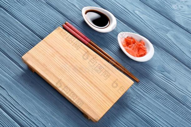 木制的<strong>盘子</strong>为寿司和调味汁,姜和<strong>筷子</strong>