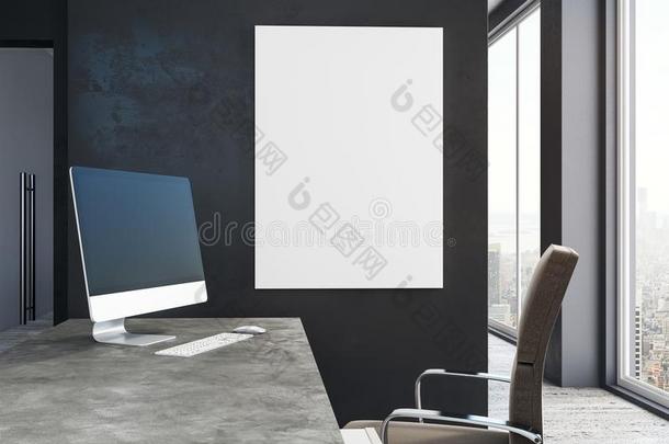 空白的计算机和海报采用办公室