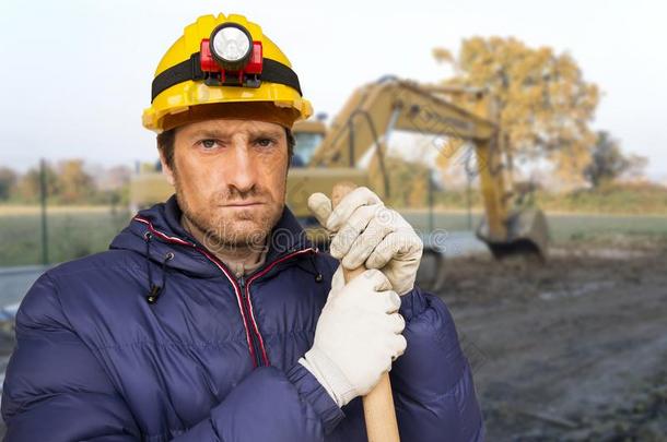 一建筑物工人在一建筑物地点