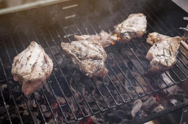 barbecue吃烤烧肉的野餐烧烤和美味的鸡乳房肉