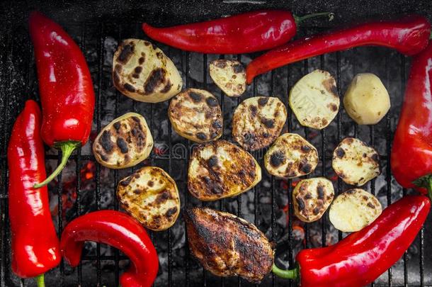 barbecue吃烤烧肉的野餐烧烤和一将切开马铃薯一件,红色的胡椒粉一nd美味的漂亮的