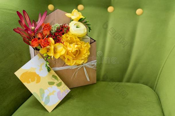 礼品盒和花和招呼卡片.富有色彩的春季花束