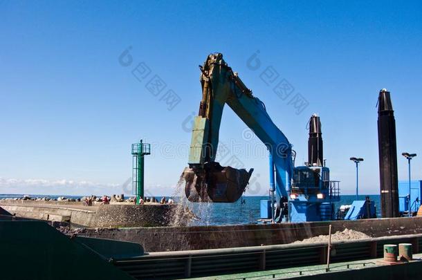 挖泥船船在使工作采用波罗的海的港口入口