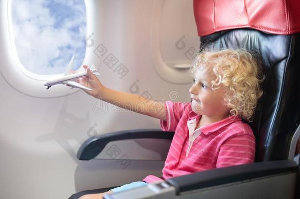 小孩飞行的采用飞机.飞行和小孩.
