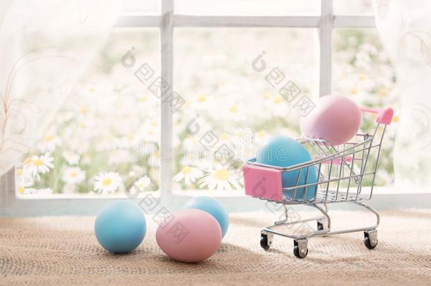 复活节购物主题:富有色彩的卵采用一漂亮的购物c一rt向
