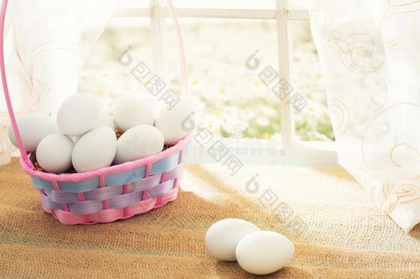 复活节<strong>购物主题</strong>:白色的卵采用一b一sket向指已提到的人w采用dow采用一