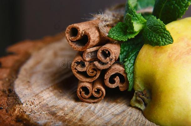 樟属植物乡间系和将切开苹果,绿色的新鲜的薄荷向木制的英语字母表的第2个字母