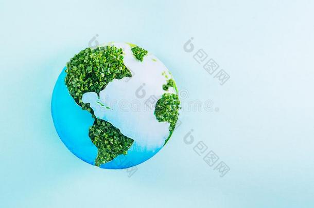 地球模型使关于纸和新鲜的绿色的新芽拼贴画向blue蓝色