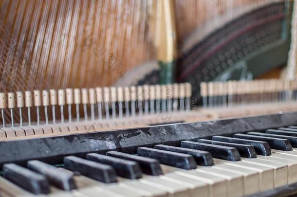 修理关于老的钢琴