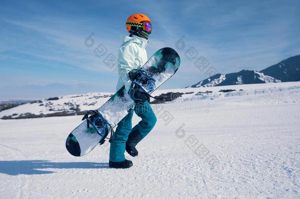 雪山飞魂和滑雪板步行向指已提到的人滑雪板滑雪道
