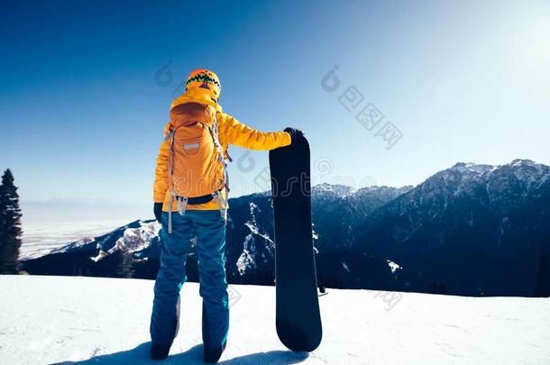 雪山飞魂和滑雪板向冬山顶