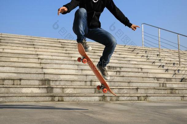 滑板运动员用于跳跃的向城市楼梯